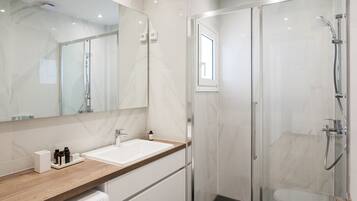 Appartement | Salle de bain | Douche, douche à « effet pluie », articles de toilette gratuits