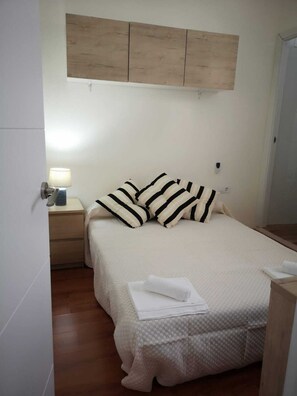 2 bedrooms, iron/ironing board, WiFi, bed sheets - Hiniesta whole floor (Sevilla)