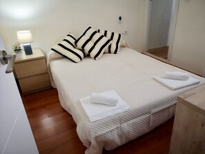 2 bedrooms, iron/ironing board, WiFi, bed sheets - Hiniesta whole floor (Sevilla)