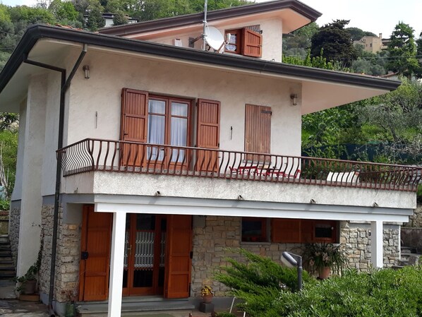 Exterior - Villa on the hill with parking, garden, panorama (Massarosa)