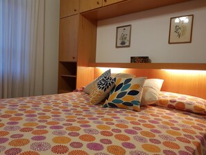 3 bedrooms, soundproofing, iron/ironing board, travel cot