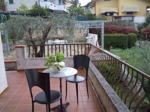 Outdoor dining - Villa on the hill with parking, garden, panorama (Massarosa)