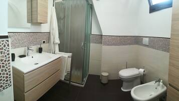 Douche, sĂšche-cheveux, bidet, serviettes fournies