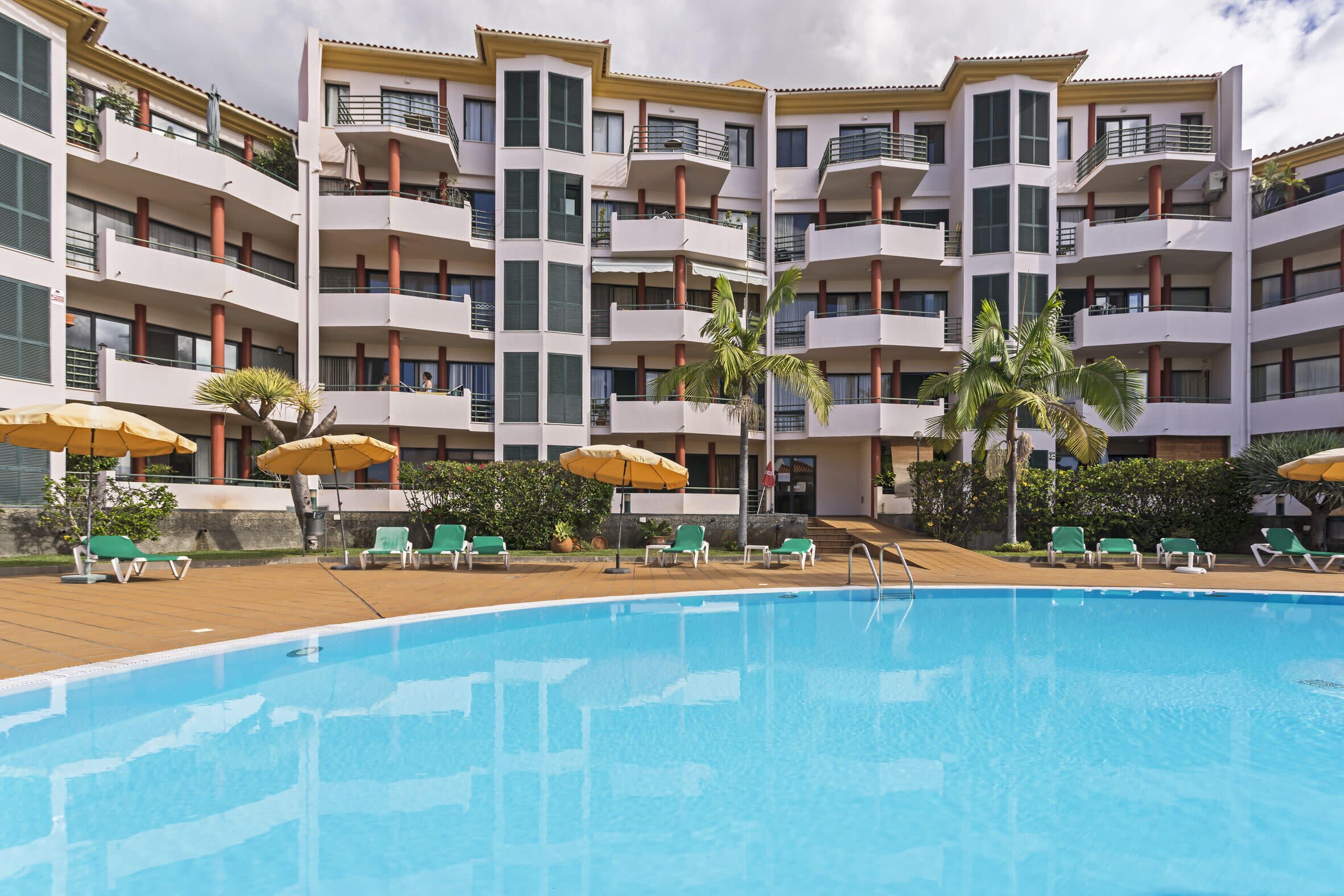 Un hôtel doté d’une piscine, de nombreux balcons et d’espaces extérieurs aménagés pour se détendre.