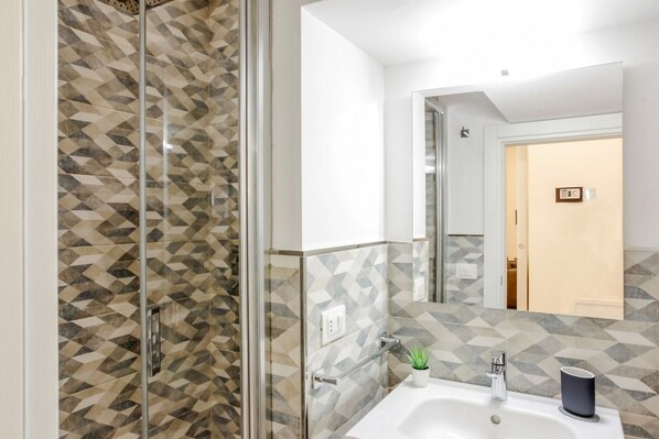 Dusche, Haartrockner, Bidet, Toilettenpapier
