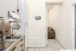 Mikrowelle, Herdplatte, Wasserkocher mit Kaffee-/Teezubehör