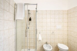 Chuveiro, secador de cabelo, bidê, toalhas de banho