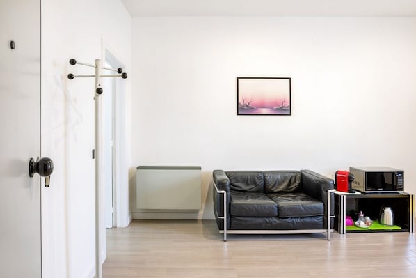 Interior - GuestHost - This apartment of about 40 sqms, perfect for two people, is just a 7-minute walk from Bari Centrale Station and 10 minutes from the Aldo Moro University and the Petruzzelli Theater. An excellent location for visiting Bari with no need for pub (Bari)