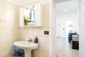 Douche, sĂšche-cheveux, bidet, serviettes fournies