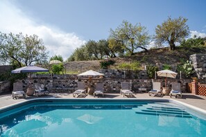 室外游泳池,日光浴躺椅