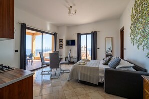 15 多间卧室、客房内保险箱、办公桌、熨斗/熨衣板