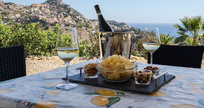 Wohnungen in freistehender Villa in 8 individuelle Wohnungen mit Pool umgewandelt