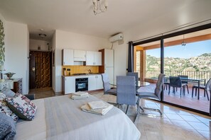 15 Schlafzimmer, Zimmersafe, Schreibtisch, Bügeleisen/Bügelbrett