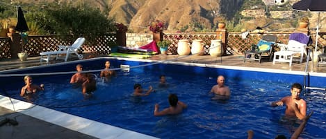 Piscine extérieure, chaises longues