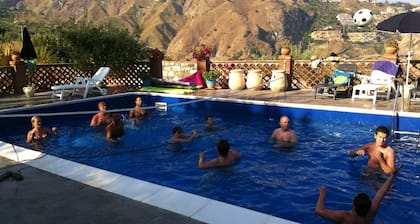 Wohnungen in freistehender Villa in 8 individuelle Wohnungen mit Pool umgewandelt