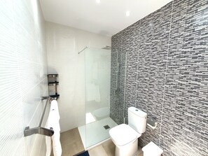 Een douche, een haardroger, handdoeken, zeep