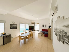 Interior - Villa New York: Guaranteed 30°C Heated Pool, A/C, Fast WiFi & Premium TV (Playa Blanca)