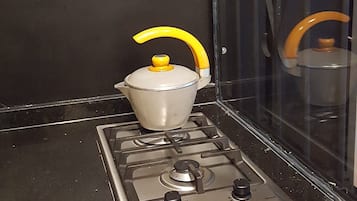 Kühlschrank, Mikrowelle, Wasserkocher mit Kaffee-/Teezubehör