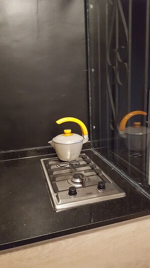 Kühlschrank, Mikrowelle, Wasserkocher mit Kaffee-/Teezubehör