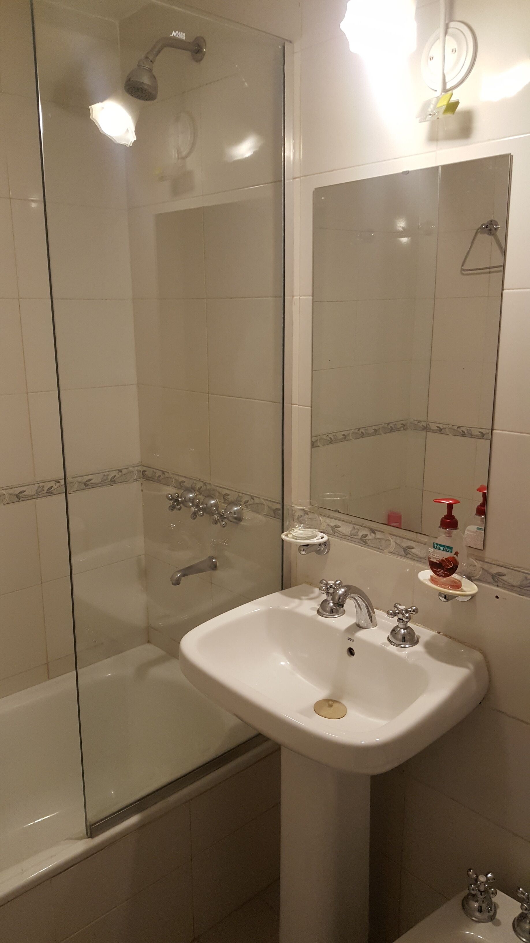 Artículos de tocador gratuitos, secador de pelo, toallas