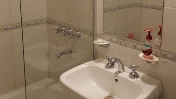 Kostenlose Toilettenartikel, Haartrockner, Handtücher