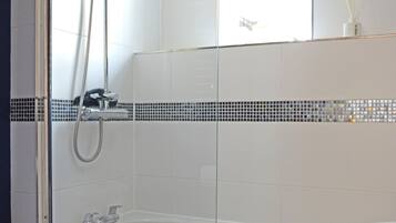 SĂšche-cheveux, serviettes fournies