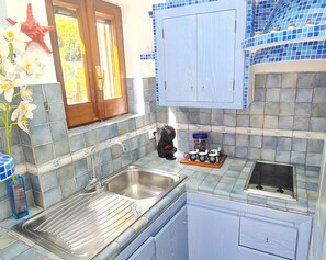 Réfrigérateur, micro-ondes, plaque de cuisson, cafetière/bouilloire