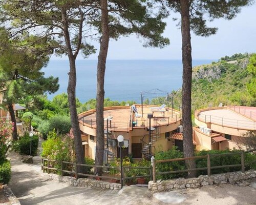 Cottage at Peak by the Sea with Private Parking Space