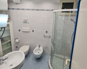 Regadera, secadora de cabello, bidet, jabón 