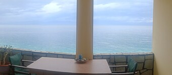 Haus neben dem Meerwasser