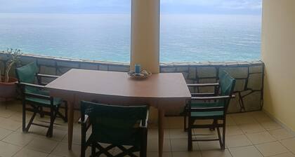 Casa al lado del agua de mar