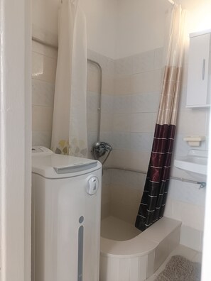 Shower, hair dryer, towels, soap - House next to the sea water (Derveni,Korinthia,Peloponnisos,Greece)