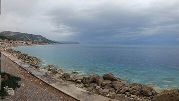 Sulla spiaggia, lettini da mare