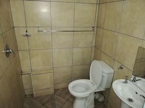 Chuveiro, produtos de toalete grátis, toalhas de banho