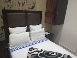 Quarto casal | Cofres nos quartos, escrivaninha, camas extras/dobráveis (sobretaxa)