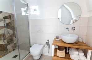 Kostenlose Toilettenartikel, Haartrockner, Bademäntel, Handtücher