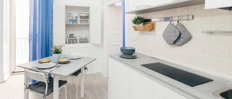 Herdplatte, Wasserkocher, Kochgeschirr/Geschirr/Besteck