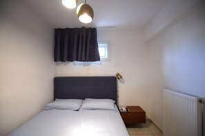 2 bedrooms, iron/ironing board, bed sheets