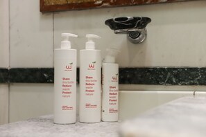 Douche, sèche-cheveux, serviettes fournies, savon