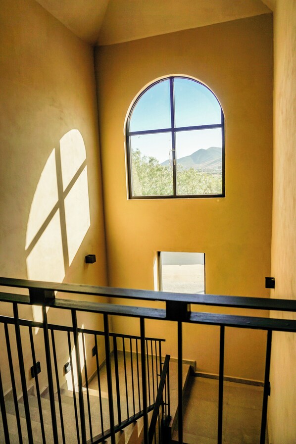 Caja de seguridad en la habitación y muebles diferentes 