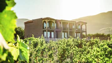 المنشأة من الخارج