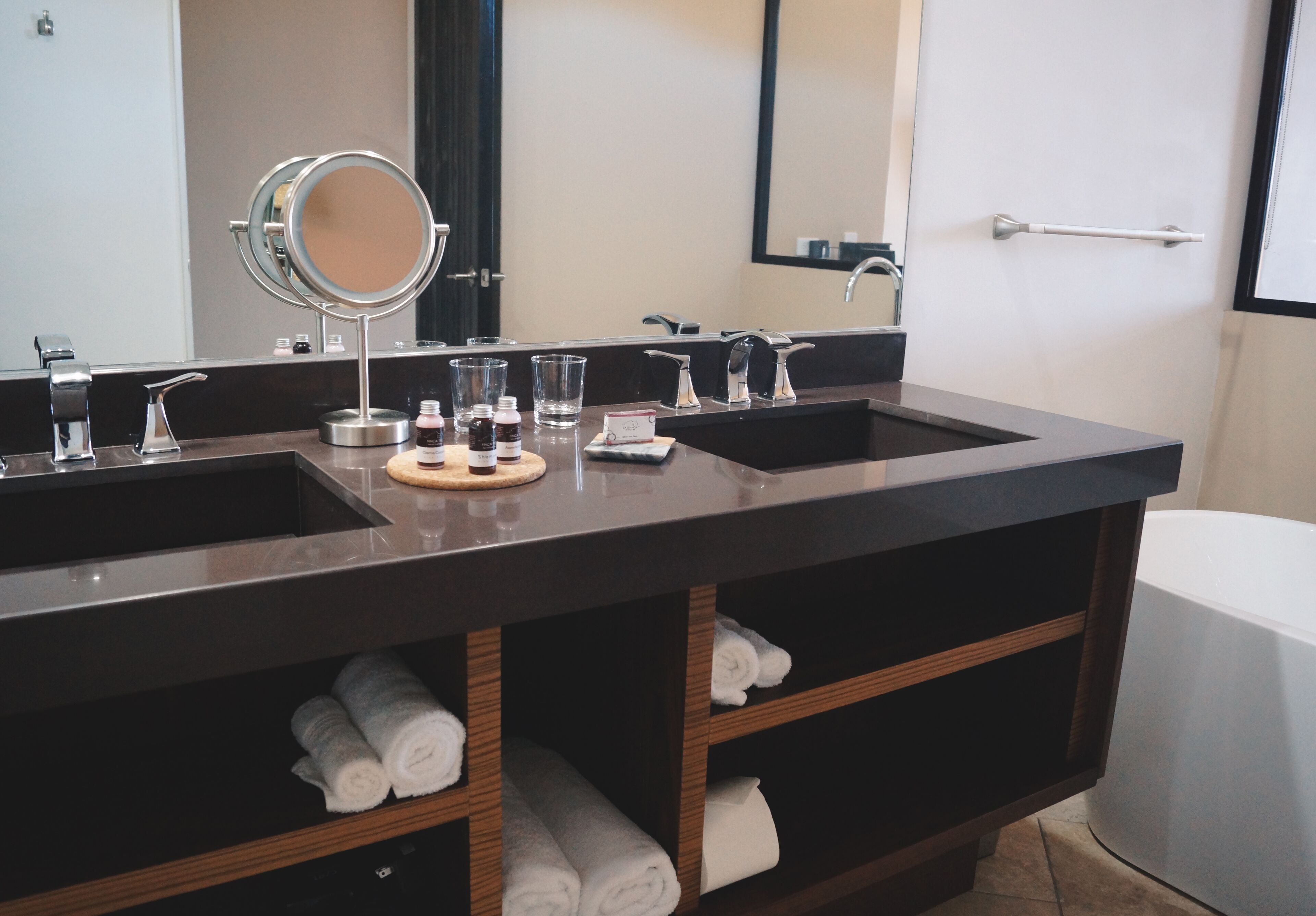 habitacion suite de lujo una cama king | bathroom | shower, hair dryer, bathrobes, towels