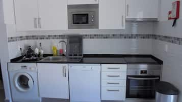 JÀÀkaappi, mikroaaltouuni, uuni, liesi