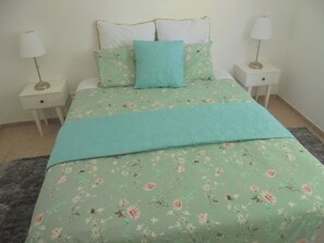 2 bedrooms, iron/ironing board, WiFi, bed sheets - Silence of the Birds (Quatrim do norte, Quelfes)