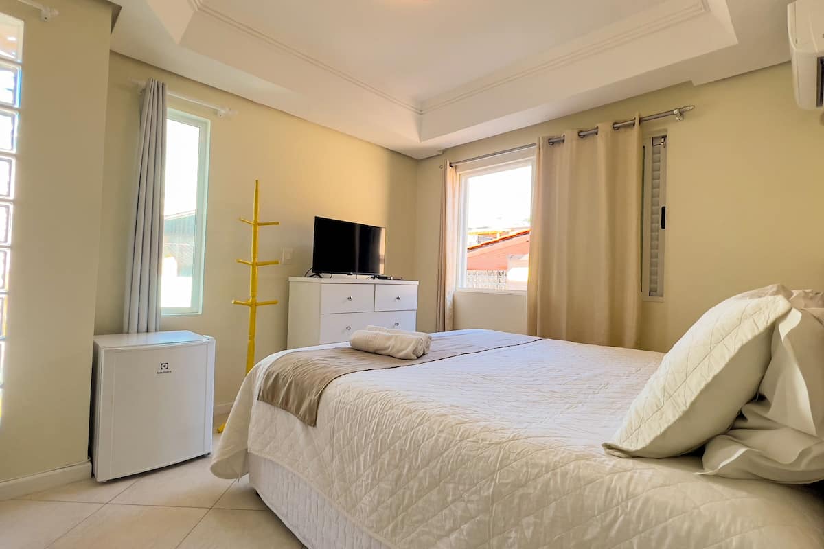 Economy Room | 1 bedroom, minibar, individually decorated, iron/ironing board