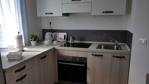 Kühlschrank, Ofen, Herdplatte, Wasserkocher mit Kaffee-/Teezubehör