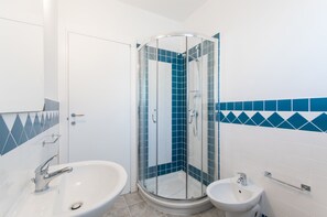 Haartrockner, Handtücher, Toilettenpapier