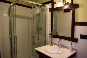 Douche, séchoir à cheveux, serviettes fournies, savon