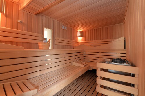 Cotton.  Enjoy a comfortable and spacious apartment for 8 people.