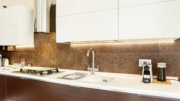 Micro-ondes, four, plaque de cuisson, lave-vaisselle